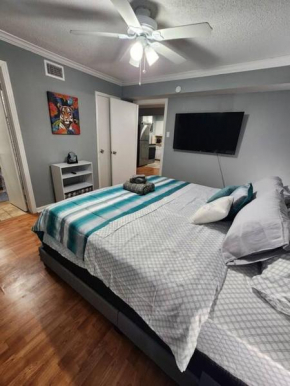 Blue Shark *H21* @ Montrose 1BR Tranquil King Apartment